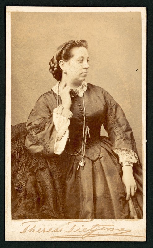 Therese Tietjens, porträtt (s/v foto) av English Photographer