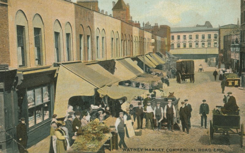 Watney Market, Commercial Road End av English Photographer