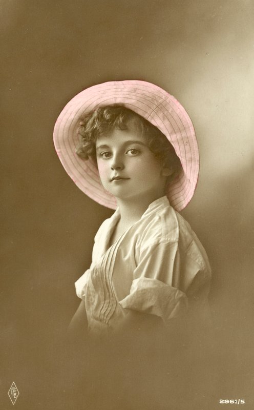 Söt pojke med rosa hatt (färgfoto) av English School