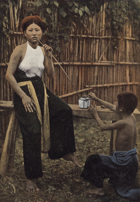 Kvinna som röker opium av European Photographer