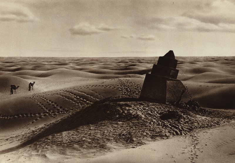 En milstolpe i öknen (svartvitt foto) av European Photographer