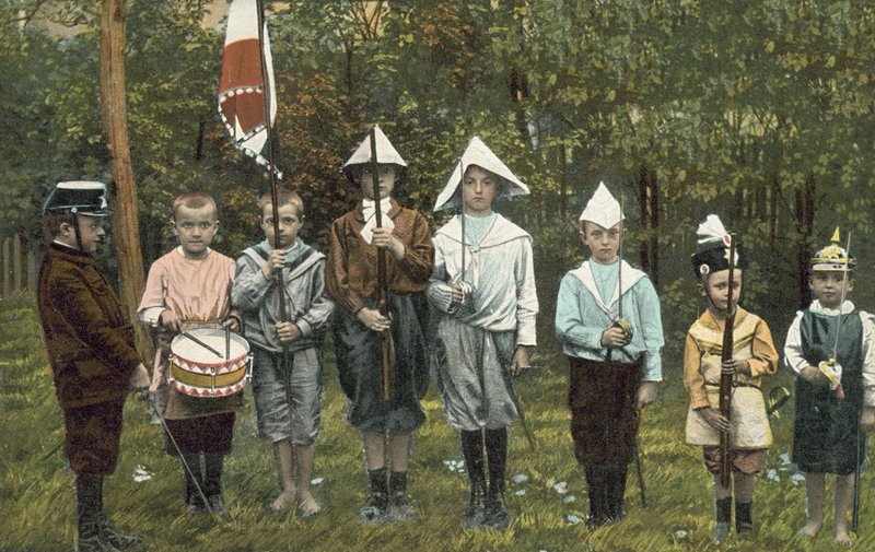 Grupp pojkar som spelar soldater (foto) av European Photographer