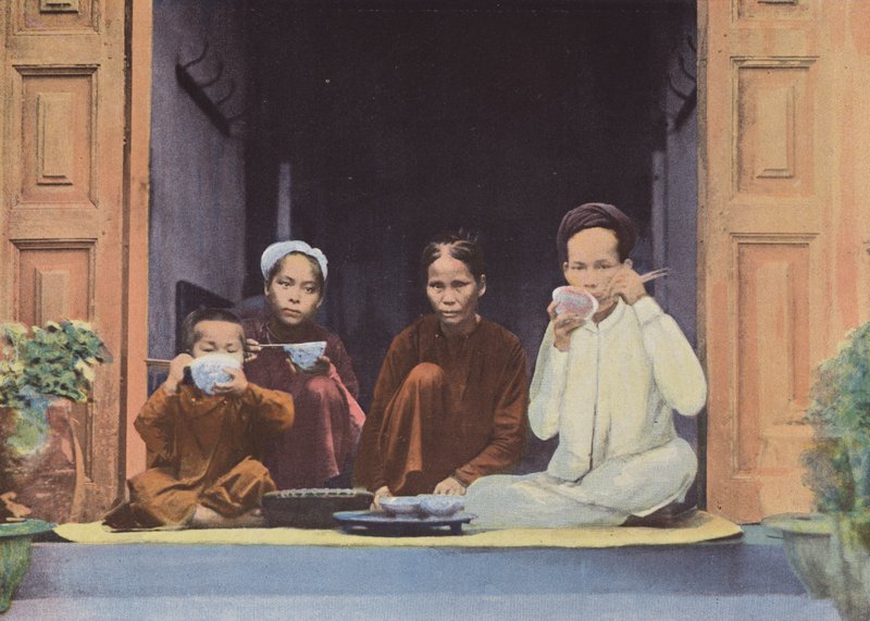 Måltid Av En Annamite Familj av European Photographer