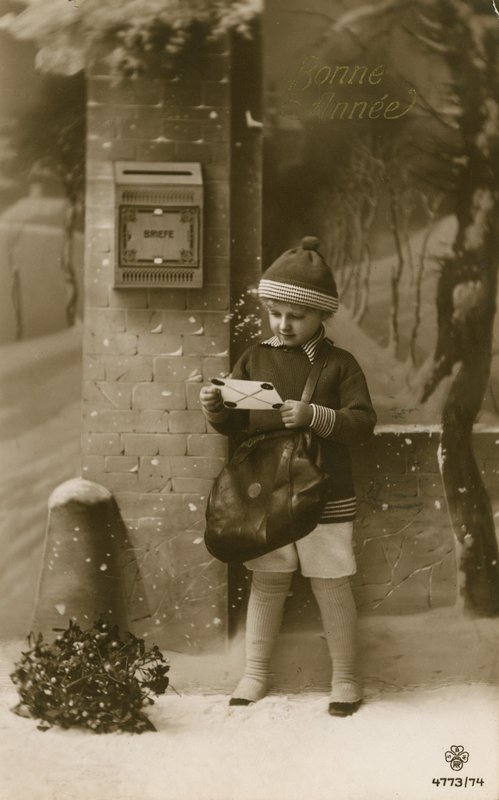 Barn på väg att posta brev av French Photographer