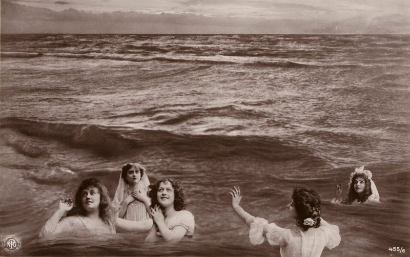 Fem klädda kvinnor i havet (fotocollage) av French Photographer
