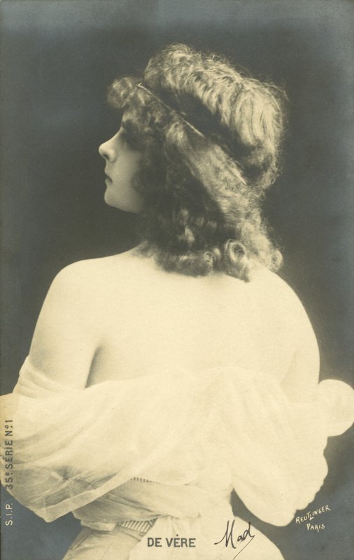 Tjej tittar över axeln (s/v foto) av French Photographer