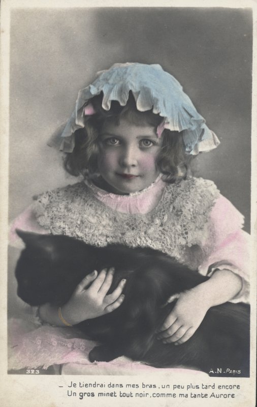 Liten flicka med en katt av French Photographer