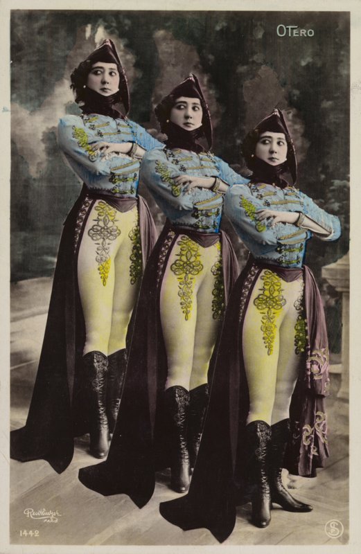 Tre identiska kvinnor av French Photographer