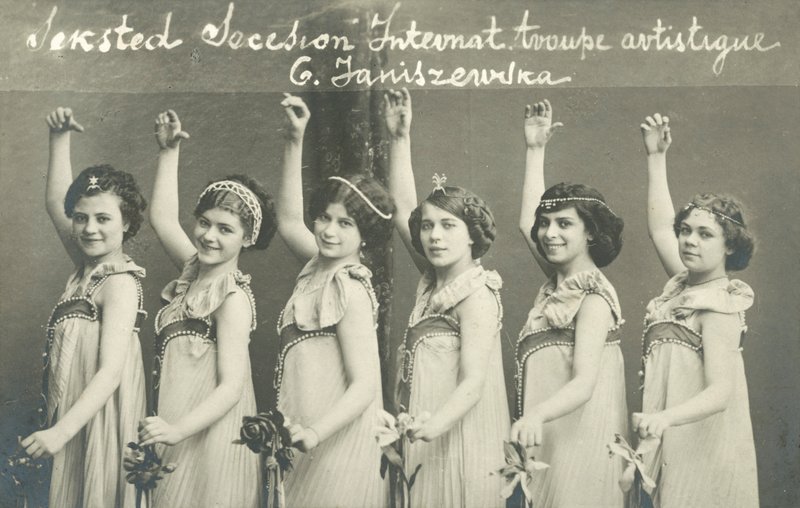 Trupp av unga kvinnliga dansare som ler av French Photographer