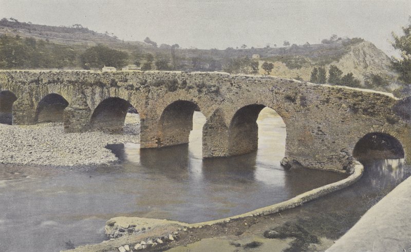 Viviers, romansk bro, på Escoutay, uppströms utsikt av French Photographer