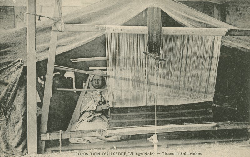 Vävande tjej (s/v foto) av French Photographer