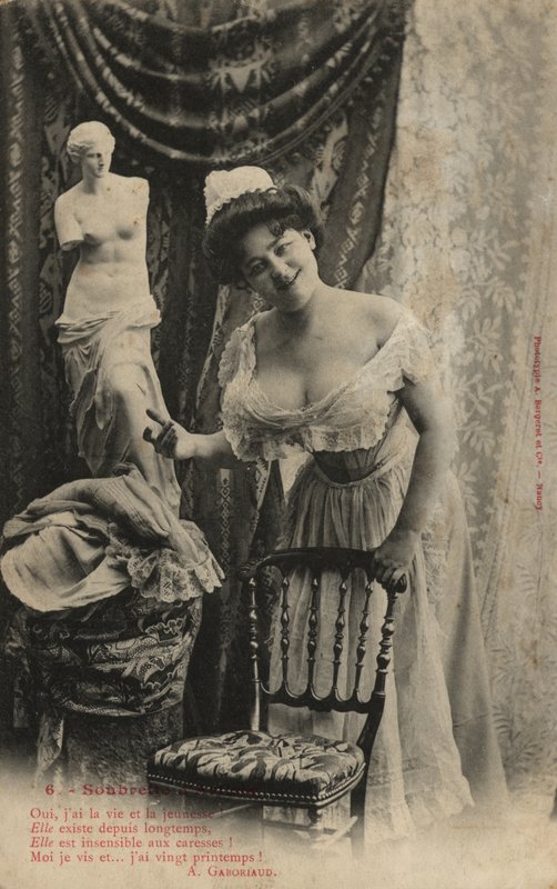 Kvinna med Venus De Milo-statyn av French Photographer