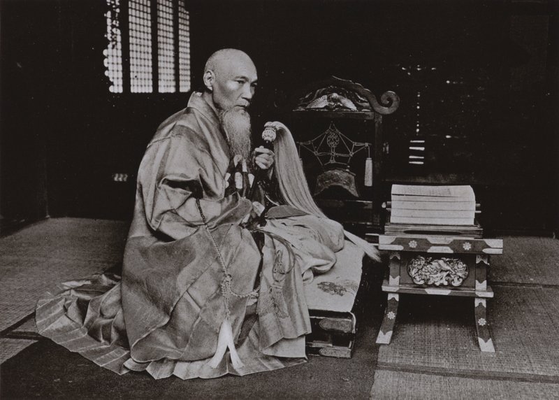 En buddhistisk abbot (s/v foto) av Herbert Ponting
