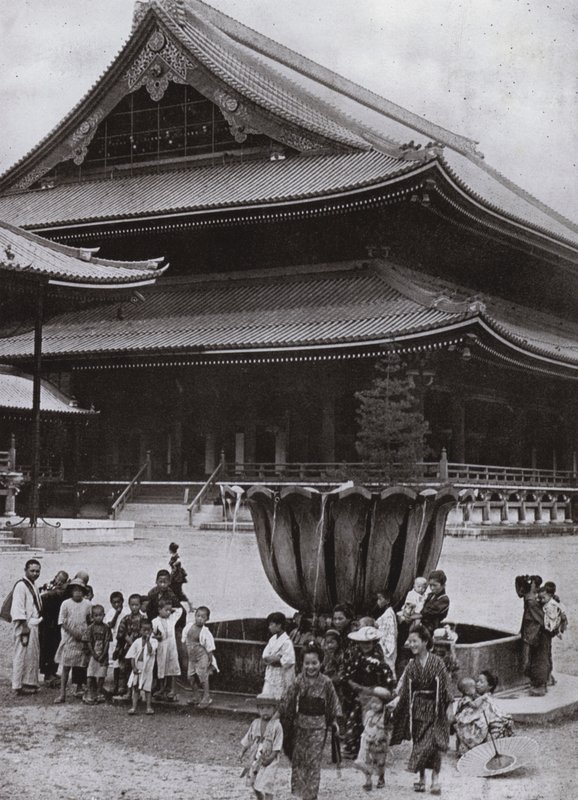 Higashi Honganji mpe, Kyoto (b/w p hot) av Herbert Ponting