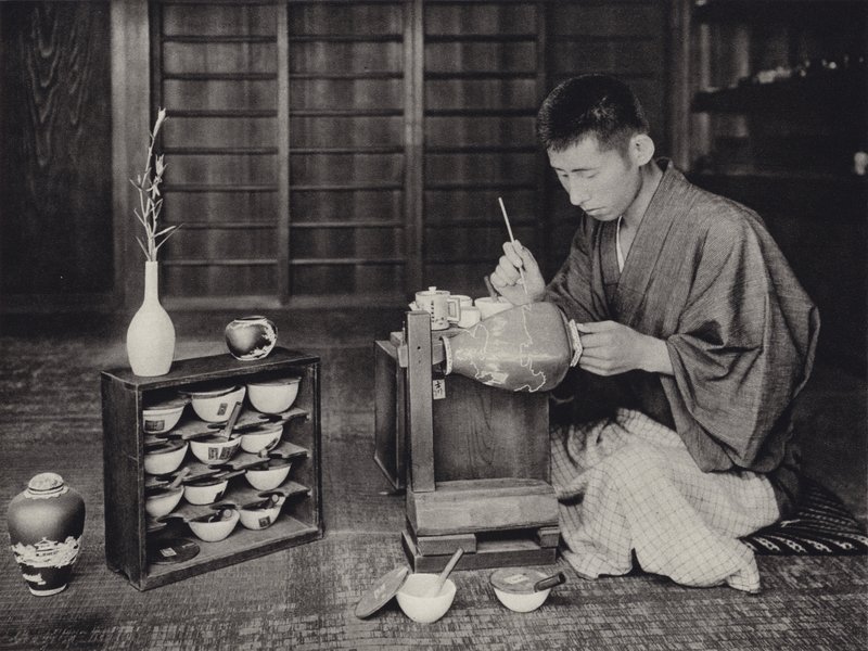 Japan på 1920-talet: Måla porslin (s/v foto) av Herbert Ponting