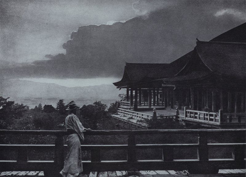 Moni ght at Kiyomizudera (b/w p hot) av Herbert Ponting