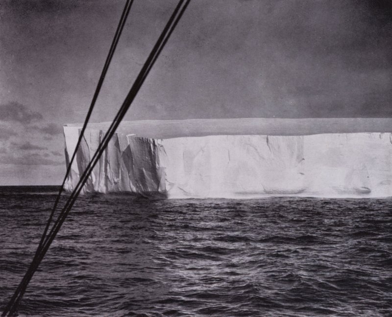 "De såg sitt första isberg" (s/v foto) av Herbert Ponting