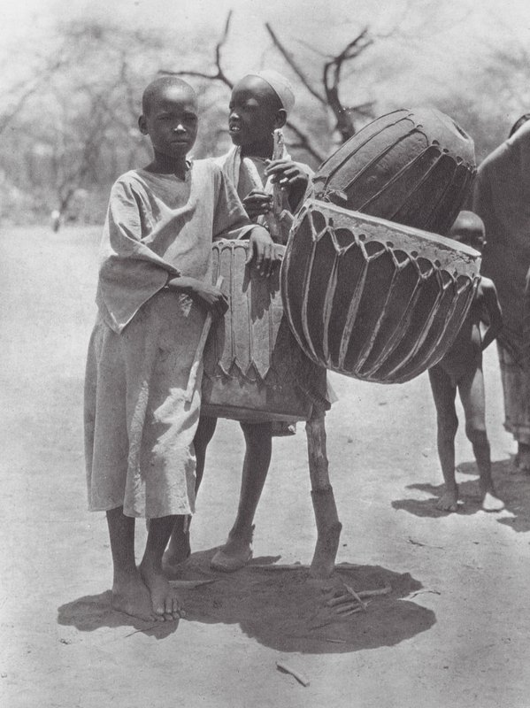 Afrika: Aulad Hamid trummor (svartvitt foto) av Hugo Adolf Bernatzik