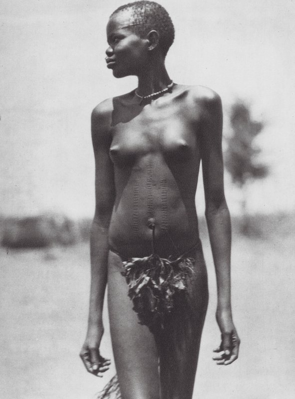 Afrika: Djur flicka, Sudan (svartvitt foto) av Hugo Adolf Bernatzik