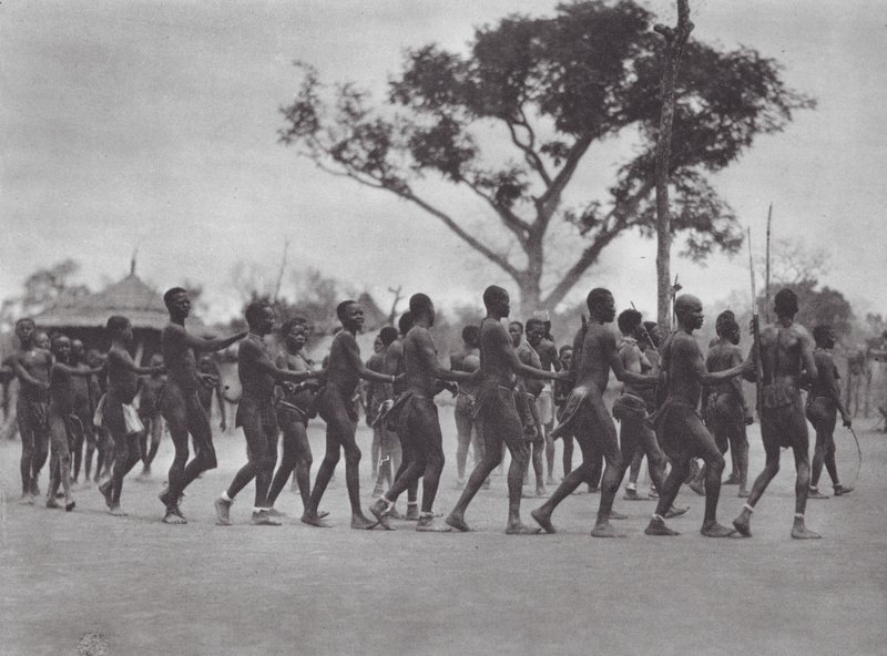 Afrika: Moru Dance (svartvitt foto) av Hugo Adolf Bernatzik