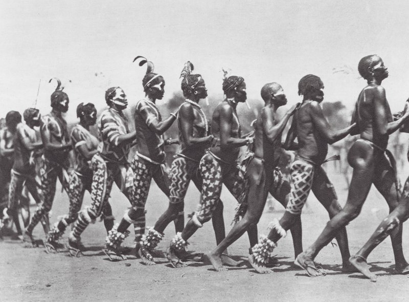 Afrika: Nubakvinnor dansar (svartvitt foto) av Hugo Adolf Bernatzik