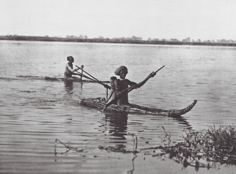 Afrika: Shilluk-flottar (svartvitt foto) av Hugo Adolf Bernatzik