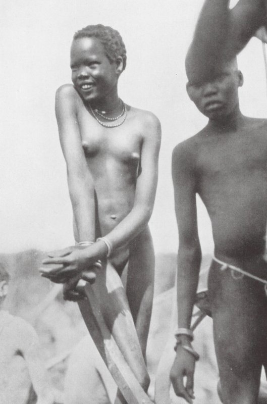Nuer, flicka och pojke (svartvitt foto) av Hugo Adolf Bernatzik