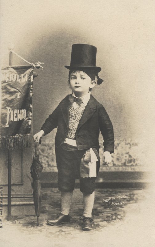 Liten pojke i kostym (s/v foto) av Italian Photographer