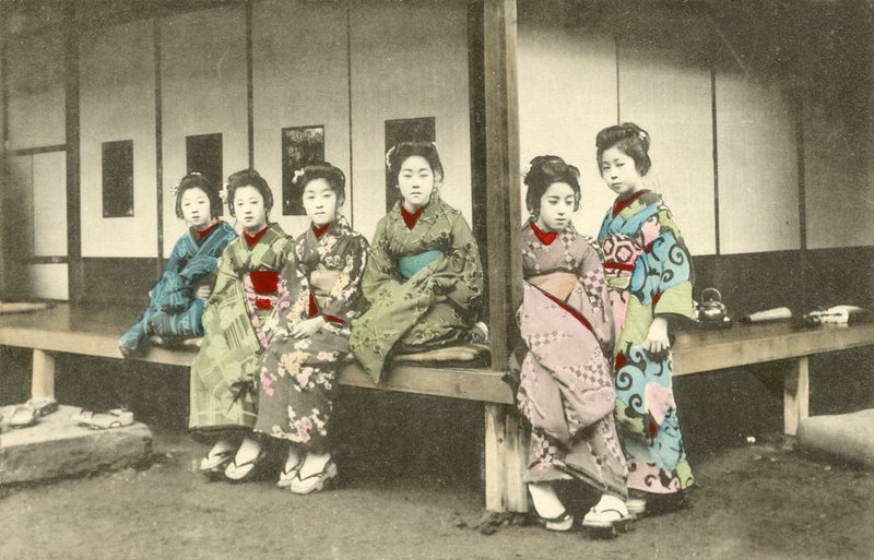 Grupp japanska kvinnor, förmodligen geisha av Japanese Photographer