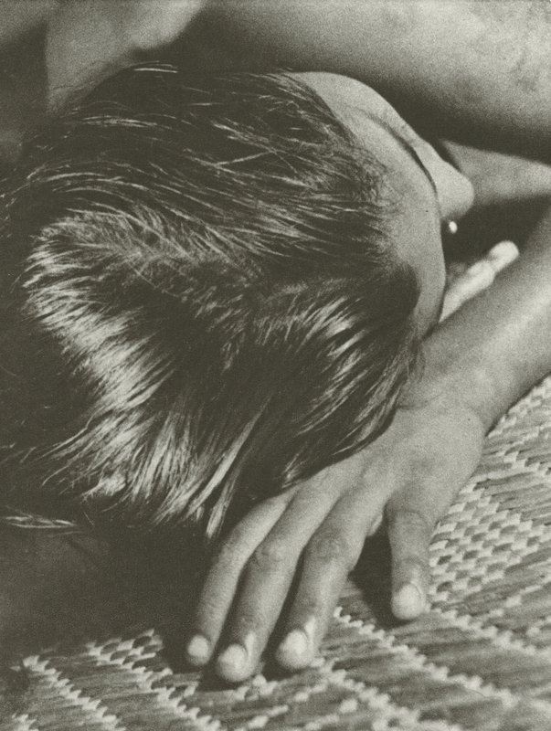 Siesta (s/v foto) av Lionel Wendt