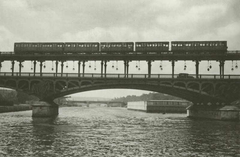 Paris: Pont de Passy (s/v foto) av Mario Bucovich