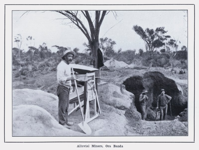 Alluvial Miners, Ora Banda (s/v foto) av Photographer Australian