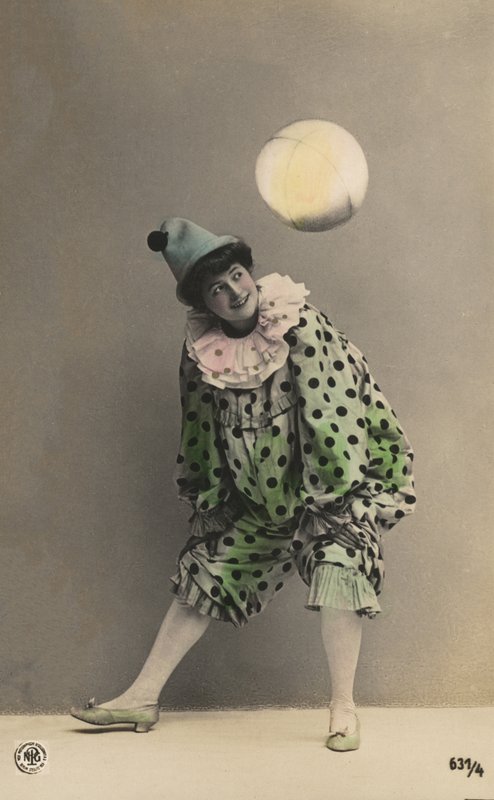 Flicka klädd som en clown (färgfoto) av Photographer German
