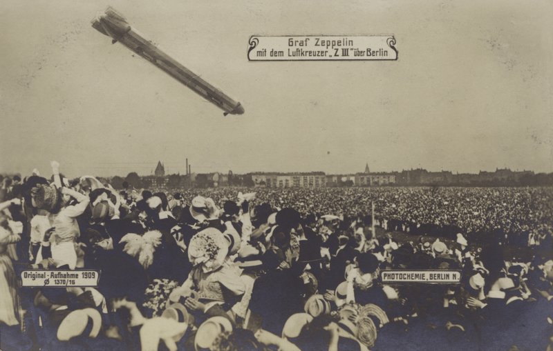 Zeppelin LZ III flyger över Berlin av Photographer German