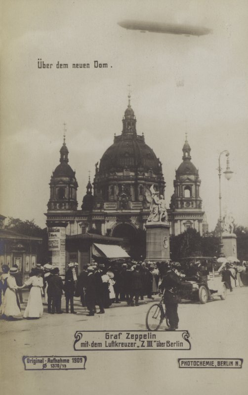 Zeppelin LZ III flyger över Berlins katedral av Photographer German