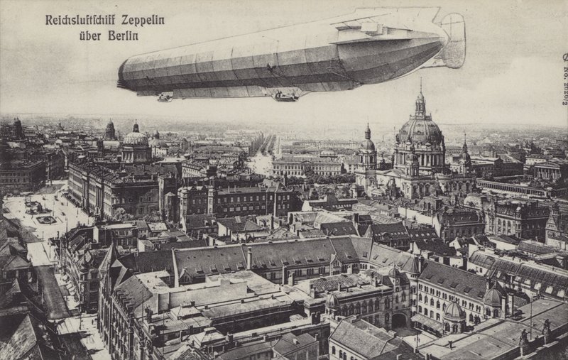 Zeppelin-luftskepp som flyger över Berlin (s/v-bild) av Photographer German