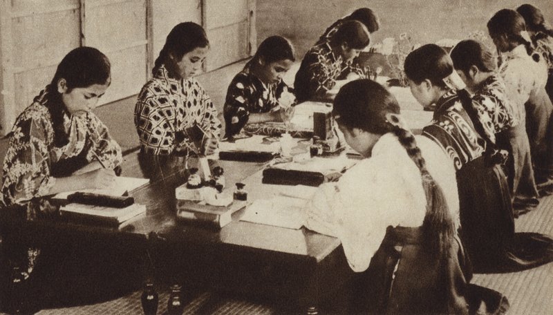 Japanska skolbarn i klassen (s/v foto) av Photographer Japanese